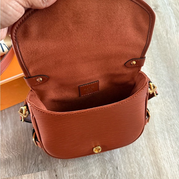 Louis Vuitton Saumur BB in Epi Leather – Priced to Sell! - Picture 4 of 9